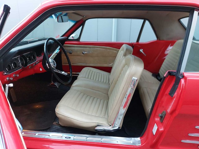 Ford mustang 1966 met doorlopende voorbank - afbeelding 9 van  10