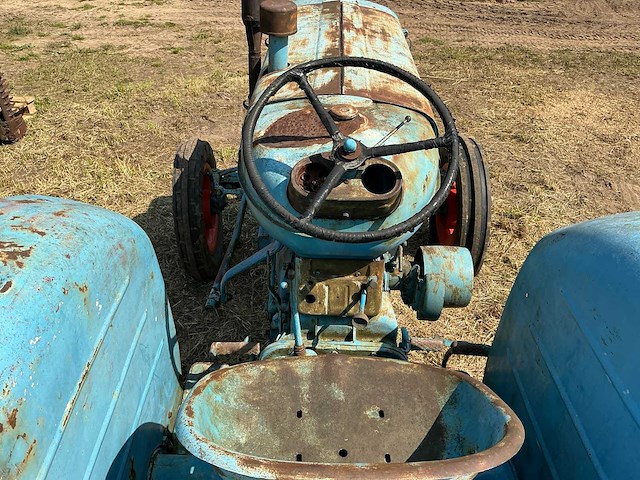 Fordson powermajor tweewielaangedreven landbouwtractor - afbeelding 4 van  16