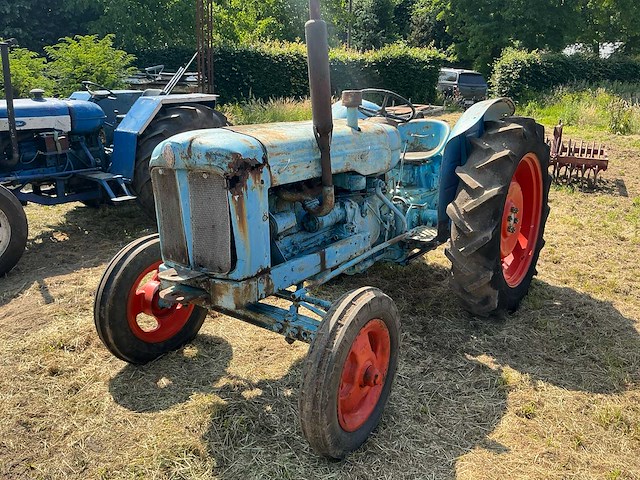 Fordson powermajor tweewielaangedreven landbouwtractor - afbeelding 1 van  16