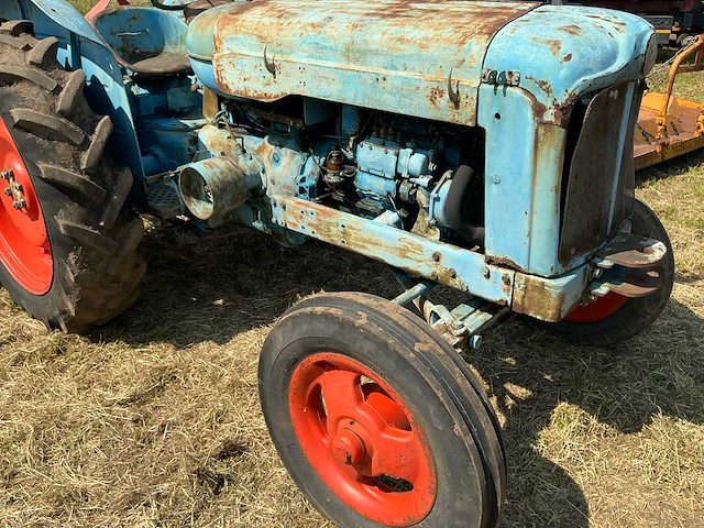 Fordson powermajor tweewielaangedreven landbouwtractor - afbeelding 4 van  9