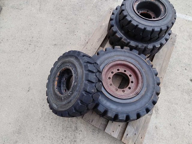 Forklift - tyres - tyre, wheel and rim - afbeelding 1 van  1