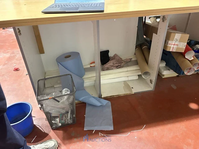 Formica werktafel met inhoud - afbeelding 9 van  10