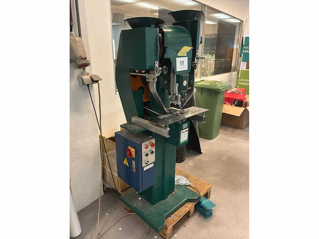 Formosa fce-28 automatische zeilring- en ponsmachine - afbeelding 2 van  6