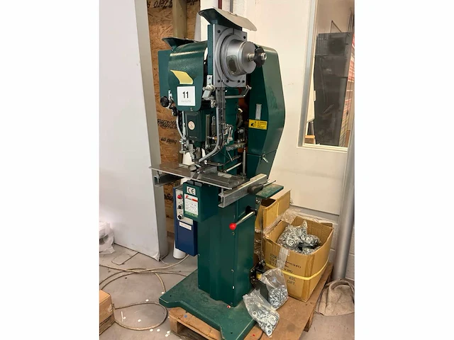 Formosa fce-28 automatische zeilring- en ponsmachine - afbeelding 3 van  6