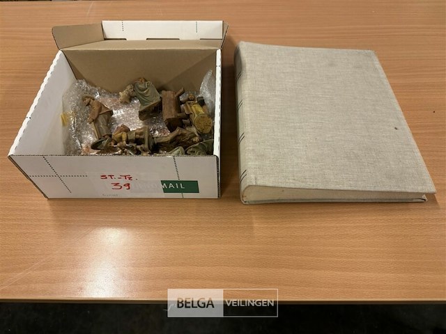 Foto album + houten kerstbeeldjes - afbeelding 1 van  5