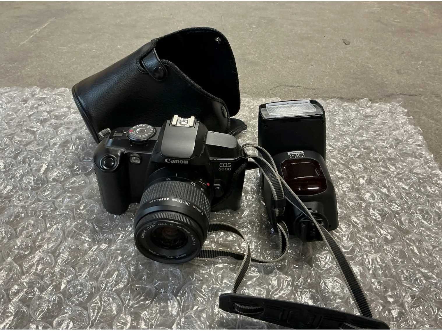 Fototoestellen met accessoires en natuurfoto's wegens faillissement angle agency