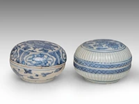 Four chinese blue and white shipwreck wares, incl. a fine 'scrolling lotus' jar and a 'buddhist lion' round box and cover, ming dynasty, h 9 - 10,5 - ø 12 cm - afbeelding 2 van  17