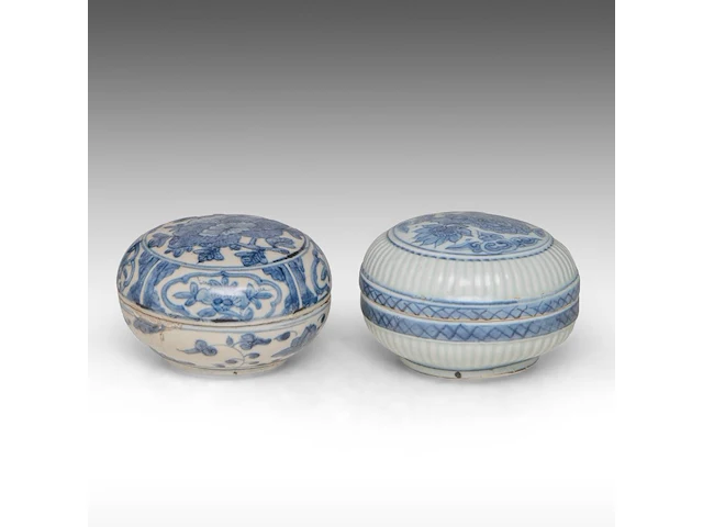 Four chinese blue and white shipwreck wares, incl. a fine 'scrolling lotus' jar and a 'buddhist lion' round box and cover, ming dynasty, h 9 - 10,5 - ø 12 cm - afbeelding 3 van  17