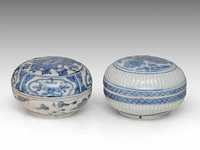 Four chinese blue and white shipwreck wares, incl. a fine 'scrolling lotus' jar and a 'buddhist lion' round box and cover, ming dynasty, h 9 - 10,5 - ø 12 cm - afbeelding 3 van  17