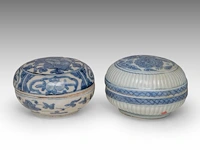 Four chinese blue and white shipwreck wares, incl. a fine 'scrolling lotus' jar and a 'buddhist lion' round box and cover, ming dynasty, h 9 - 10,5 - ø 12 cm - afbeelding 4 van  17
