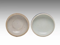 Four chinese blue and white shipwreck wares, incl. a fine 'scrolling lotus' jar and a 'buddhist lion' round box and cover, ming dynasty, h 9 - 10,5 - ø 12 cm - afbeelding 5 van  17