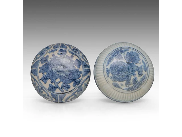 Four chinese blue and white shipwreck wares, incl. a fine 'scrolling lotus' jar and a 'buddhist lion' round box and cover, ming dynasty, h 9 - 10,5 - ø 12 cm - afbeelding 7 van  17