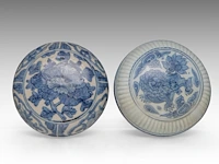 Four chinese blue and white shipwreck wares, incl. a fine 'scrolling lotus' jar and a 'buddhist lion' round box and cover, ming dynasty, h 9 - 10,5 - ø 12 cm - afbeelding 7 van  17