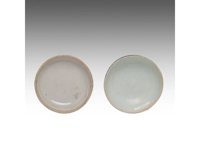 Four chinese blue and white shipwreck wares, incl. a fine 'scrolling lotus' jar and a 'buddhist lion' round box and cover, ming dynasty, h 9 - 10,5 - ø 12 cm - afbeelding 8 van  17