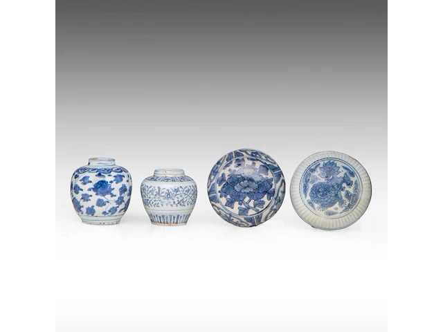 Four chinese blue and white shipwreck wares, incl. a fine 'scrolling lotus' jar and a 'buddhist lion' round box and cover, ming dynasty, h 9 - 10,5 - ø 12 cm - afbeelding 9 van  17