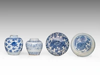 Four chinese blue and white shipwreck wares, incl. a fine 'scrolling lotus' jar and a 'buddhist lion' round box and cover, ming dynasty, h 9 - 10,5 - ø 12 cm - afbeelding 9 van  17