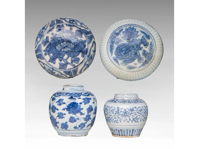 Four chinese blue and white shipwreck wares, incl. a fine 'scrolling lotus' jar and a 'buddhist lion' round box and cover, ming dynasty, h 9 - 10,5 - ø 12 cm - afbeelding 1 van  17