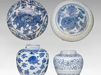 Four chinese blue and white shipwreck wares, incl. a fine 'scrolling lotus' jar and a 'buddhist lion' round box and cover, ming dynasty, h 9 - 10,5 - ø 12 cm
