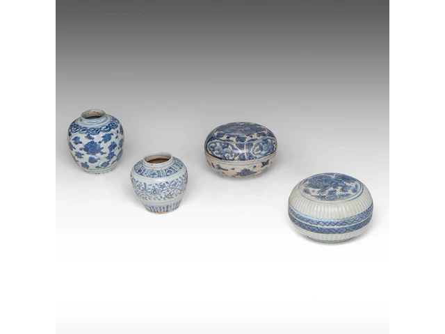 Four chinese blue and white shipwreck wares, incl. a fine 'scrolling lotus' jar and a 'buddhist lion' round box and cover, ming dynasty, h 9 - 10,5 - ø 12 cm - afbeelding 10 van  17