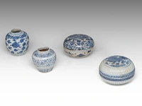 Four chinese blue and white shipwreck wares, incl. a fine 'scrolling lotus' jar and a 'buddhist lion' round box and cover, ming dynasty, h 9 - 10,5 - ø 12 cm - afbeelding 10 van  17