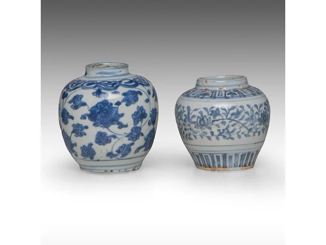 Four chinese blue and white shipwreck wares, incl. a fine 'scrolling lotus' jar and a 'buddhist lion' round box and cover, ming dynasty, h 9 - 10,5 - ø 12 cm - afbeelding 11 van  17