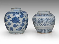 Four chinese blue and white shipwreck wares, incl. a fine 'scrolling lotus' jar and a 'buddhist lion' round box and cover, ming dynasty, h 9 - 10,5 - ø 12 cm - afbeelding 11 van  17