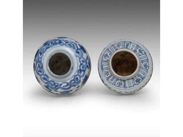 Four chinese blue and white shipwreck wares, incl. a fine 'scrolling lotus' jar and a 'buddhist lion' round box and cover, ming dynasty, h 9 - 10,5 - ø 12 cm - afbeelding 15 van  17