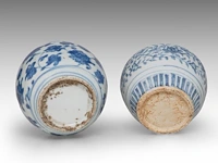 Four chinese blue and white shipwreck wares, incl. a fine 'scrolling lotus' jar and a 'buddhist lion' round box and cover, ming dynasty, h 9 - 10,5 - ø 12 cm - afbeelding 16 van  17