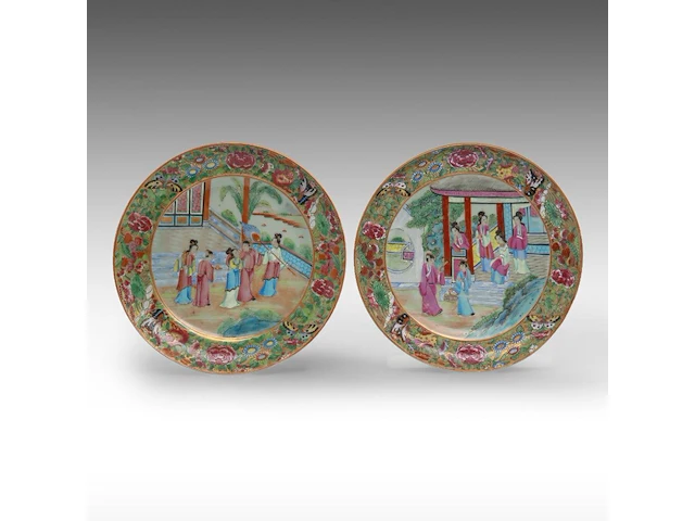 Four chinese canton 'figures on a terrace' plates, 19thc, ø 24 - 25 cm - afbeelding 2 van  5