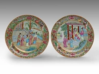 Four chinese canton 'figures on a terrace' plates, 19thc, ø 24 - 25 cm - afbeelding 2 van  5
