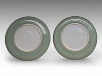 Four chinese canton 'figures on a terrace' plates, 19thc, ø 24 - 25 cm - afbeelding 3 van  5