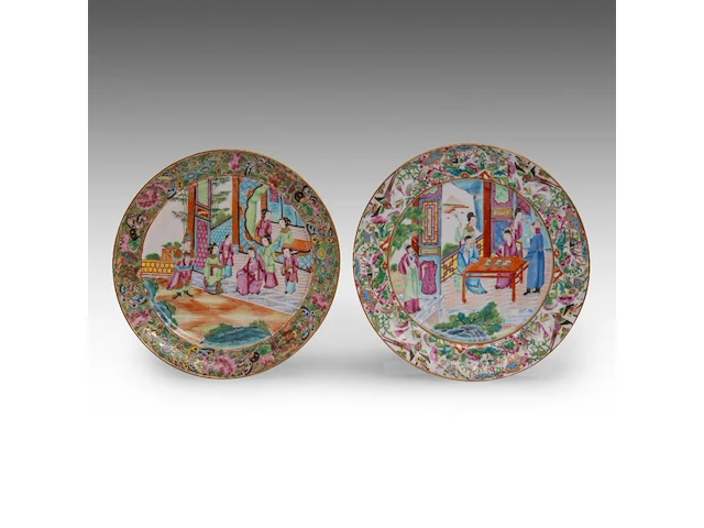 Four chinese canton 'figures on a terrace' plates, 19thc, ø 24 - 25 cm - afbeelding 4 van  5