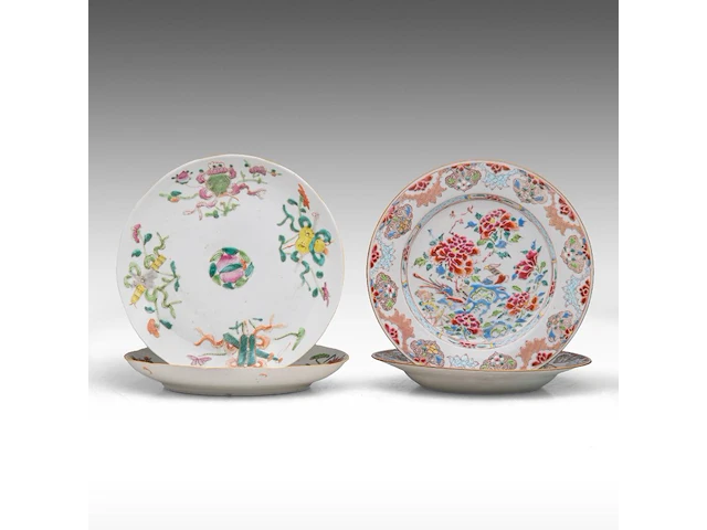 Four chinese famille rose dishes, incl. a pair of 'pheasants in a garden' export porcelain dishes, 18thc and 19thc, ø 22,2 - 23 cm - afbeelding 1 van  5