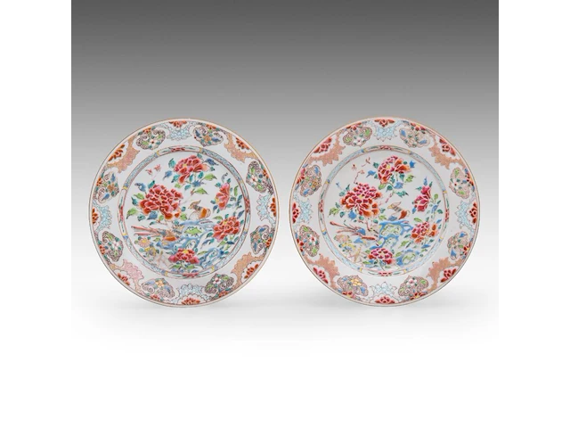 Four chinese famille rose dishes, incl. a pair of 'pheasants in a garden' export porcelain dishes, 18thc and 19thc, ø 22,2 - 23 cm - afbeelding 2 van  5