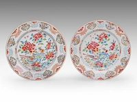 Four chinese famille rose dishes, incl. a pair of 'pheasants in a garden' export porcelain dishes, 18thc and 19thc, ø 22,2 - 23 cm - afbeelding 2 van  5
