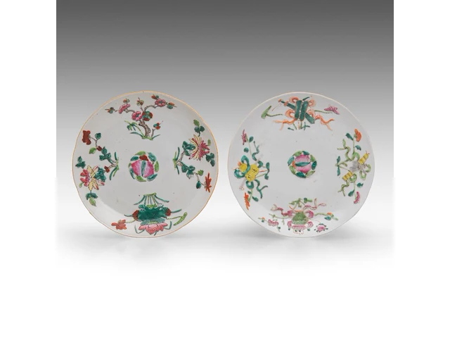 Four chinese famille rose dishes, incl. a pair of 'pheasants in a garden' export porcelain dishes, 18thc and 19thc, ø 22,2 - 23 cm - afbeelding 4 van  5