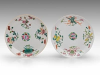 Four chinese famille rose dishes, incl. a pair of 'pheasants in a garden' export porcelain dishes, 18thc and 19thc, ø 22,2 - 23 cm - afbeelding 4 van  5