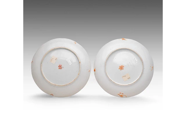 Four chinese famille rose dishes, incl. a pair of 'pheasants in a garden' export porcelain dishes, 18thc and 19thc, ø 22,2 - 23 cm - afbeelding 5 van  5