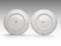 Four chinese famille rose dishes, incl. a pair of 'pheasants in a garden' export porcelain dishes, 18thc and 19thc, ø 22,2 - 23 cm - afbeelding 5 van  5