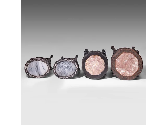 Four chinese rounded hardwood bases, incl. a pair inlaid with mother-of-pearl, late qing, tallest h 59 cm - afbeelding 3 van  12