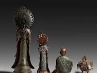Four japanese champlevé enameled bronzes, three figures and a censer, 19th/20thc, tallest h 67,5 cm - afbeelding 3 van  10