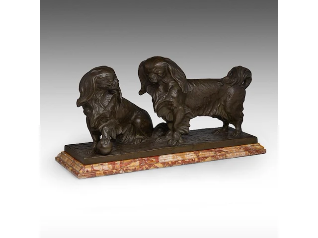 Frans jochems (1880-1949), two pekingese dogs, patinated bronze, cast by corbeels, antwerp the bronze: 33 x 66 cm. (12.99 x 25.98 in.), with marble base: 37 x 71 cm. (14.57 x 27.94 in.) - afbeelding 1 van  9