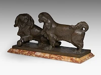 Frans jochems (1880-1949), two pekingese dogs, patinated bronze, cast by corbeels, antwerp the bronze: 33 x 66 cm. (12.99 x 25.98 in.), with marble base: 37 x 71 cm. (14.57 x 27.94 in.) - afbeelding 3 van  9