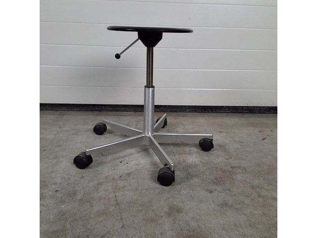 Fritz hansen kevi design kruk by jorgen rasmussen (40-54 cm) - afbeelding 3 van  4