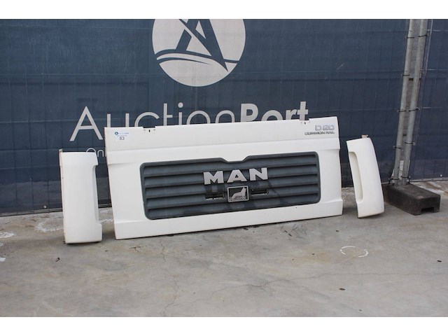 Frontgrille man vrachtwagen d20 met inclusief zijpanelen en logo - afbeelding 1 van  1