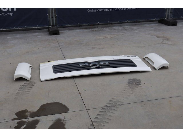 Frontgrille man vrachtwagen d20 met inclusief zijpanelen en logo - afbeelding 1 van  1