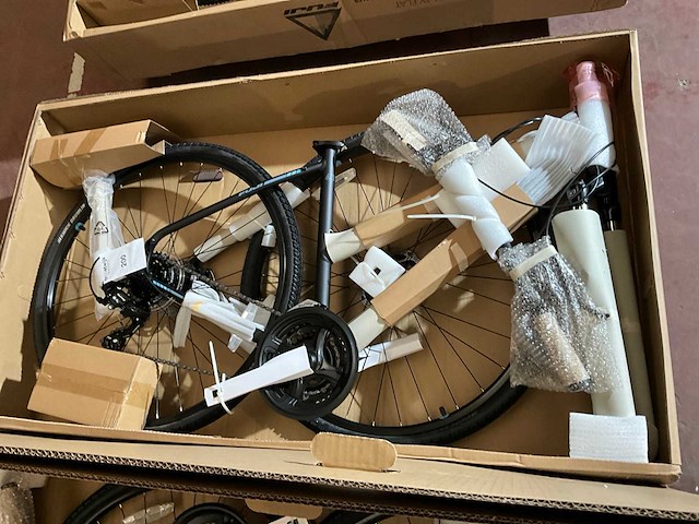 Fuji traverse 1.7 19" satin black /cyan (1x) - afbeelding 1 van  4