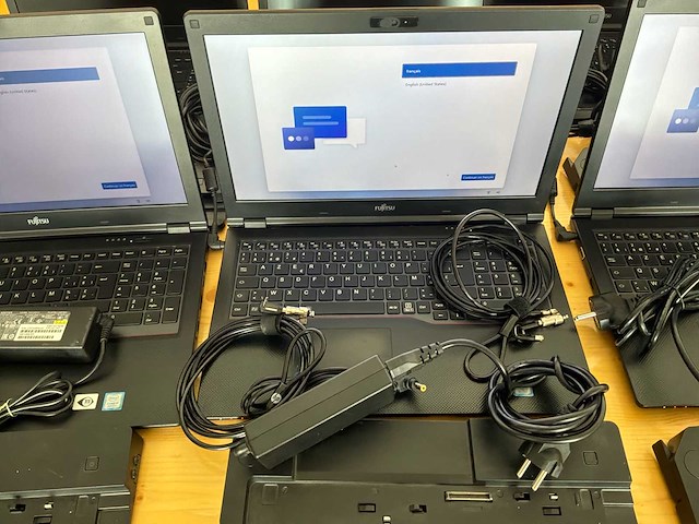 Fujitsu-siemens - 2019 - lifebook e558 - pak 2 van 10 laptops met accessoires - afbeelding 11 van  15