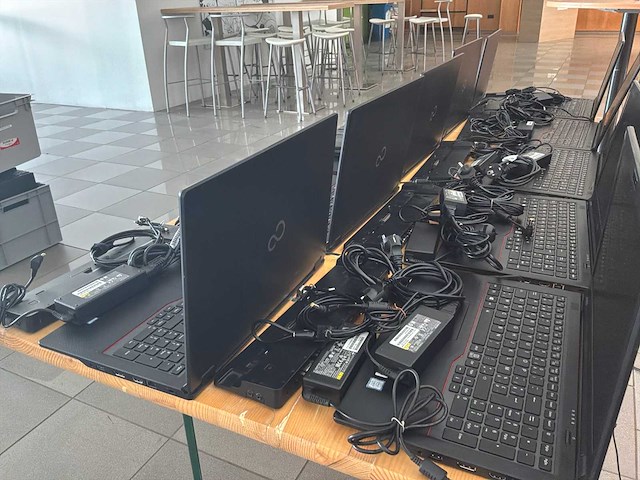 Fujitsu-siemens - 2019 - lifebook e558 - partij 1 van 10 laptops met accessoires - afbeelding 4 van  15