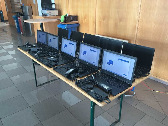 Fujitsu-siemens - 2019 - lifebook e558 - partij 1 van 10 laptops met accessoires - afbeelding 1 van  15